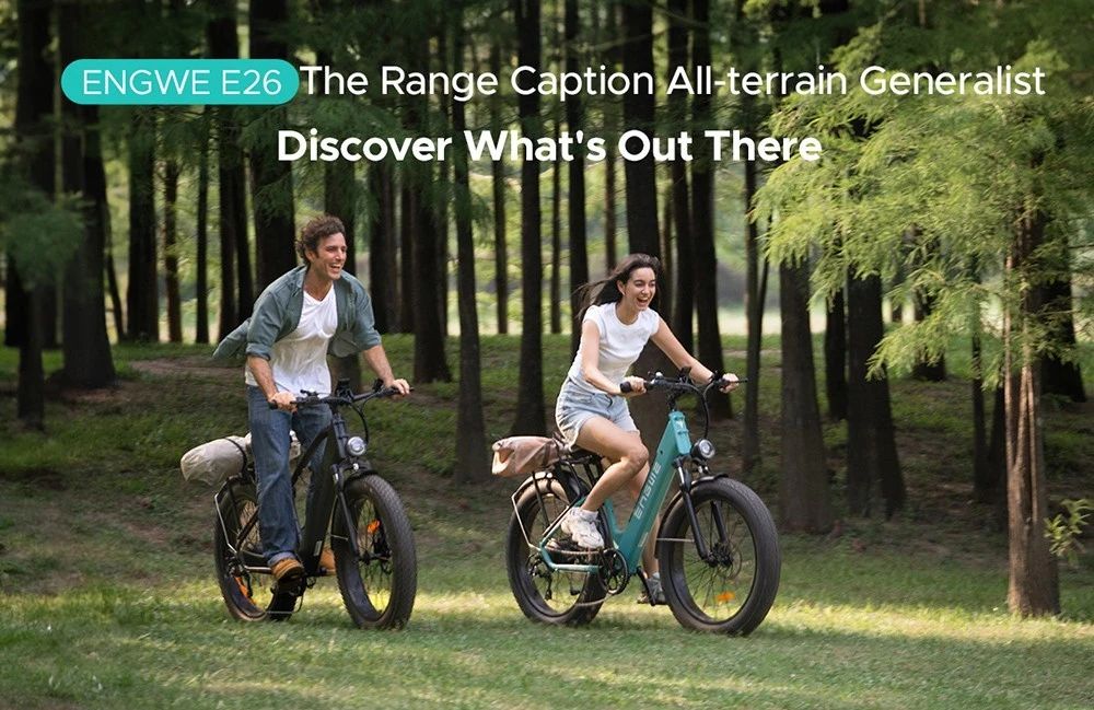 Due persone in bicicletta elettrica in una foresta. Marchio ENGWE.