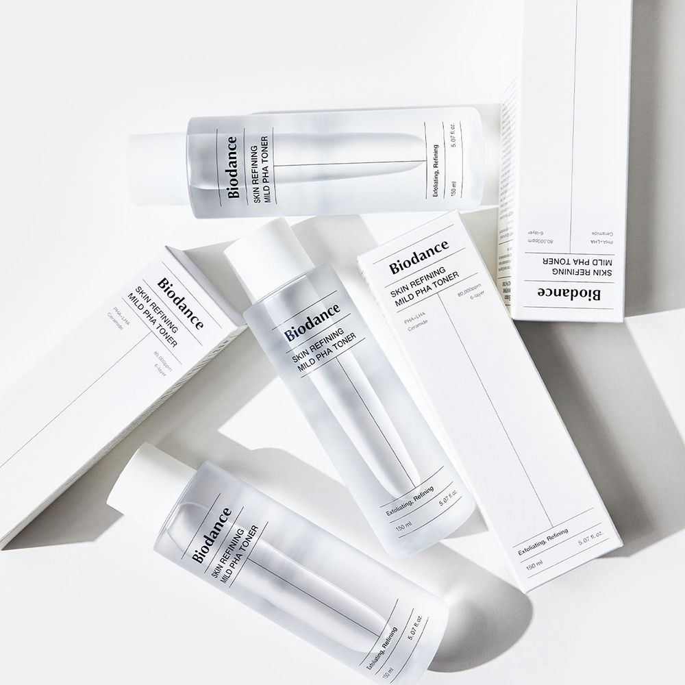 Diverse bottiglie di Biodance Skin Refining Mild PHA Toner e confezioni. Vista dall'alto.