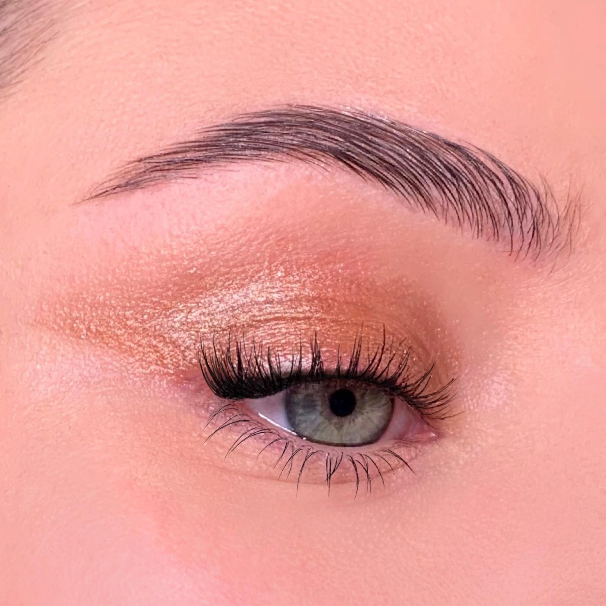 Primo piano di occhio truccato. Ombretto dorato. Sopracciglio e ciglia.