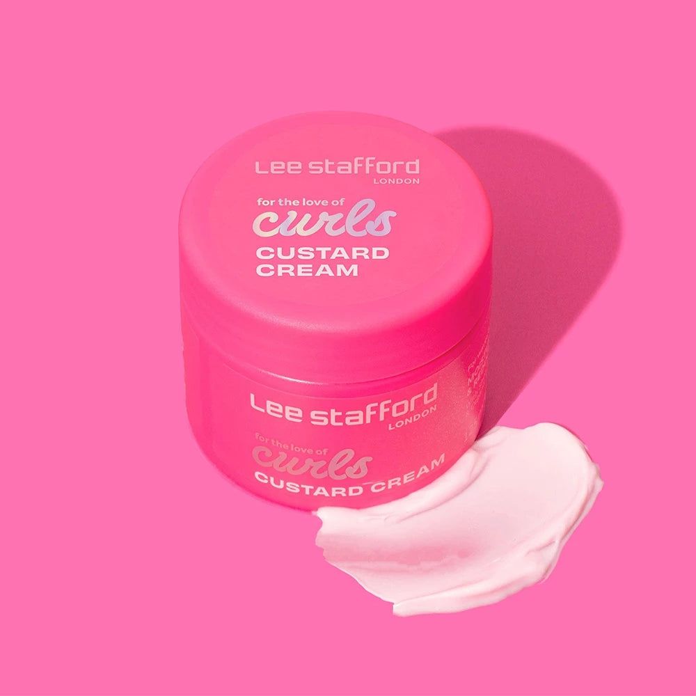 Lee Stafford Curls Custard Cream con un campione di crema.