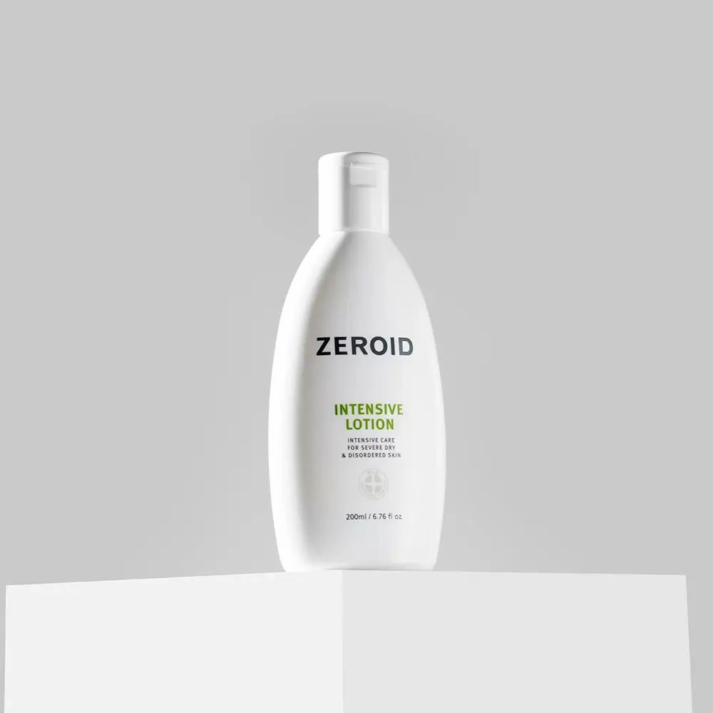 Flacone bianco di ZEROID Intensive Lotion su piedistallo bianco. Testo verde: Intensive Lotion.