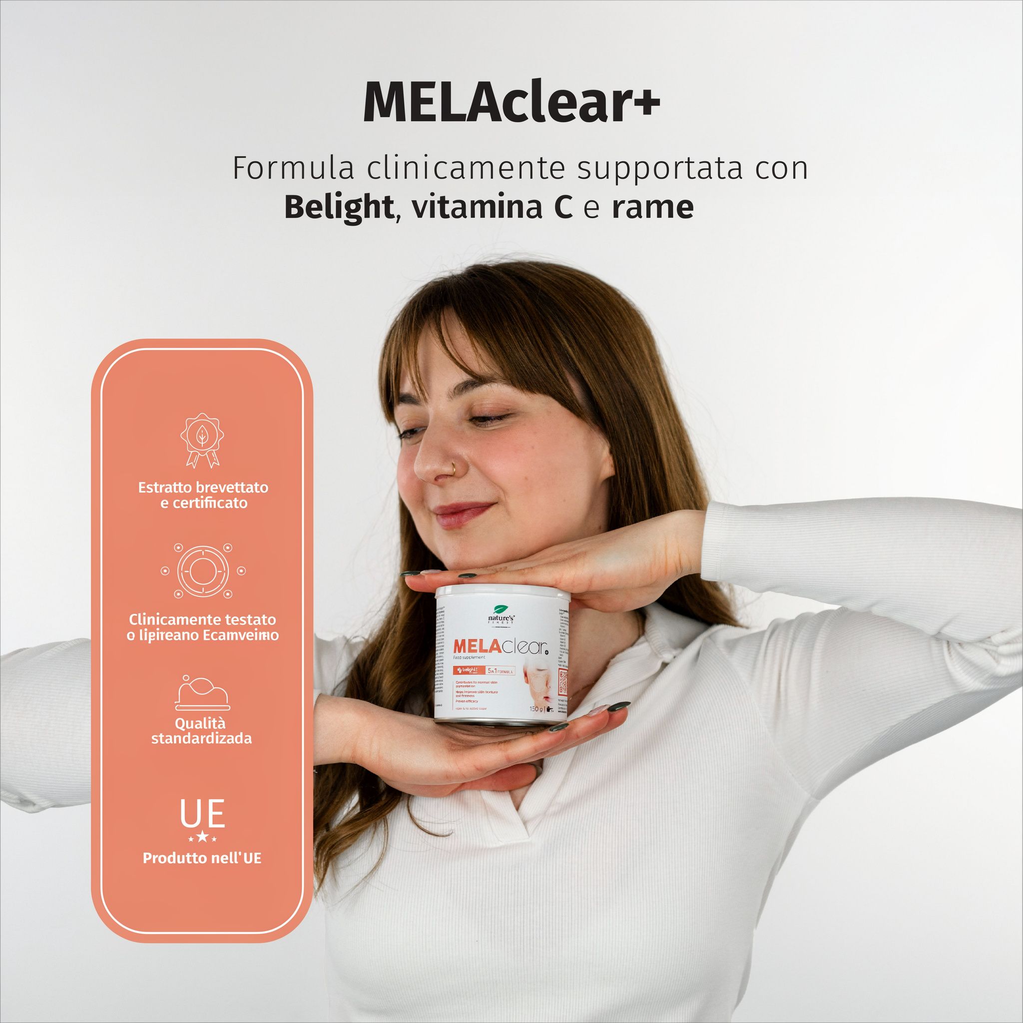 Donna tiene lattina MELAclear+ con indicazioni su estratto brevettato, test clinico e qualità UE.