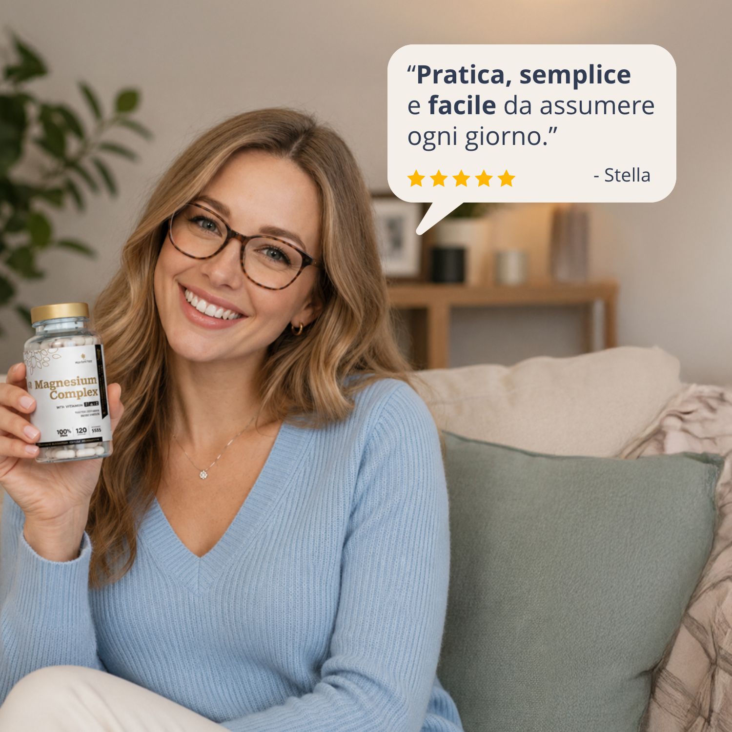 Donna con occhiali tiene flacone Zen Magnesium Complex, sorridente, recensione positiva.