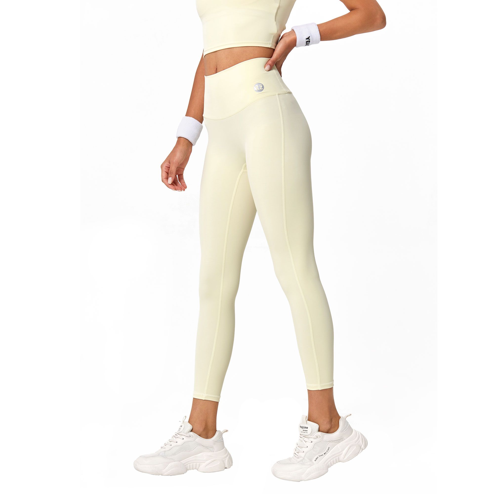 Leggings gialli aderenti con piccolo logo bianco sul fianco.