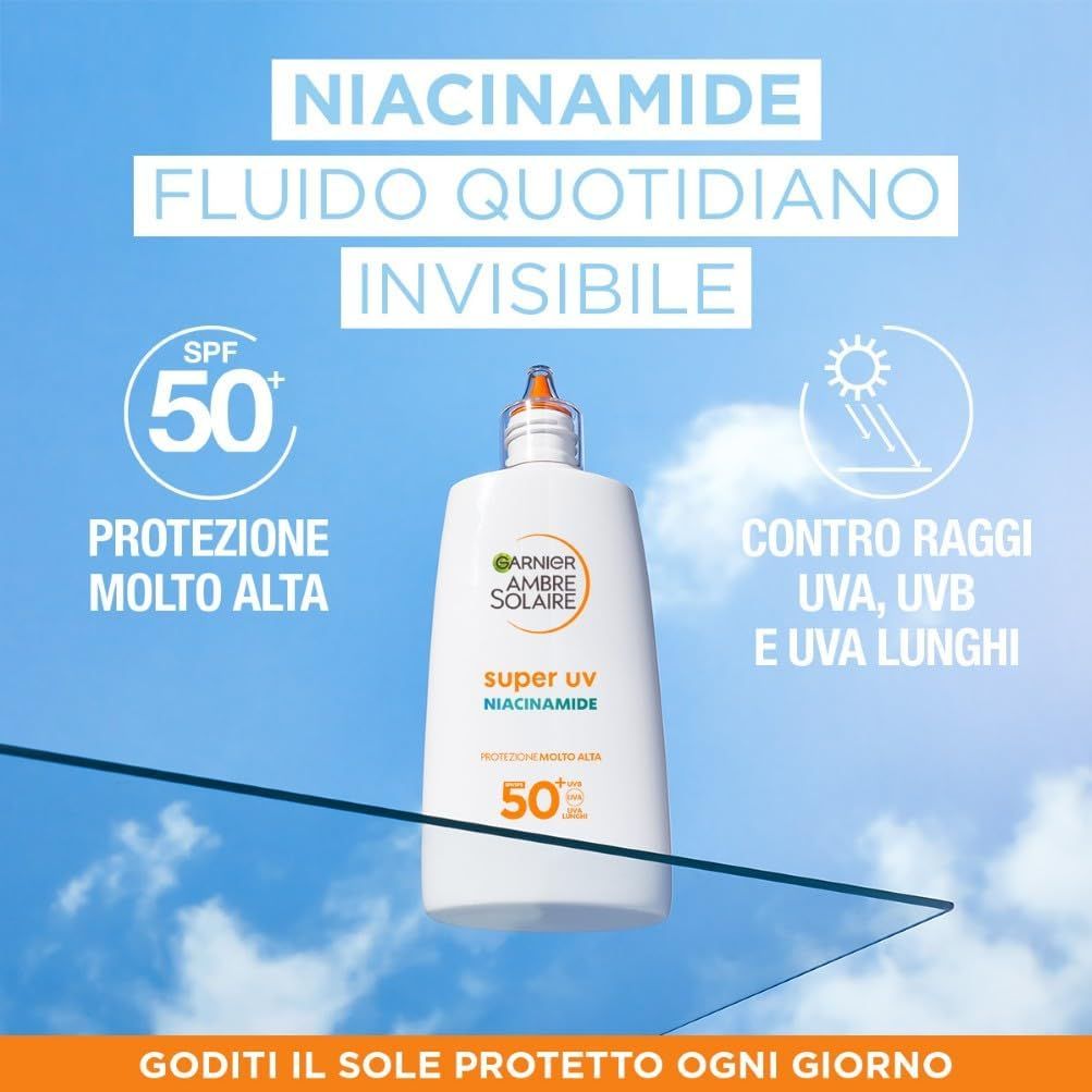 Flacone su sfondo blu con testo: Niacinamide, Fluido Quotidiano, SPF 50+, protezione UVA/UVB.