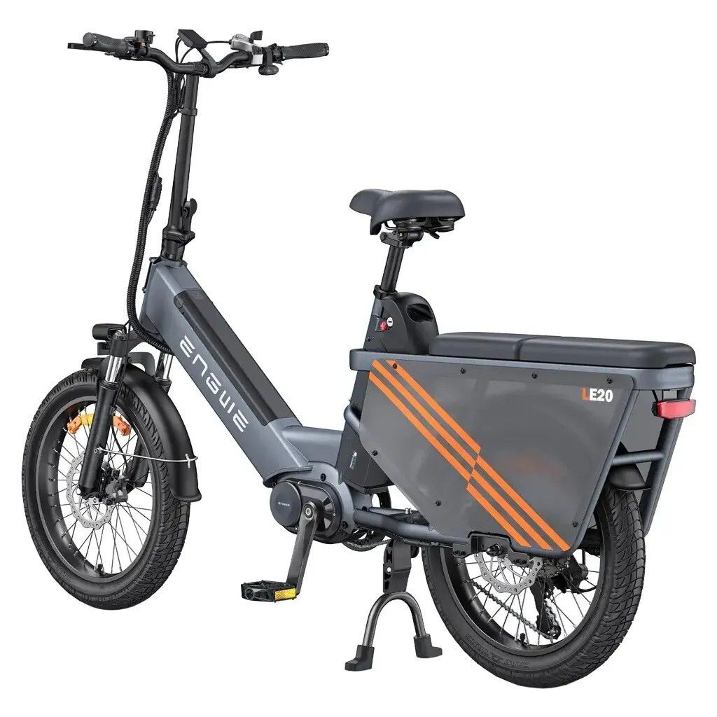 E-bike grigia con portapacchi. Strisce arancioni sul lato. Pneumatici e sella neri. Marchio ENGWE.
