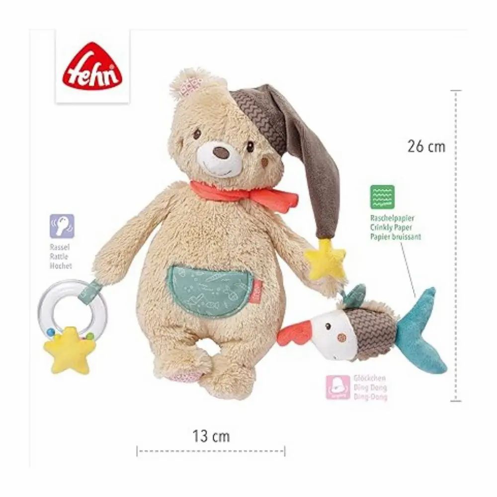 Peluche beige con cappello, sciarpa rossa, stella e pesce. Dimensioni: 13x26 cm. Marchio: fehn. Con testo.