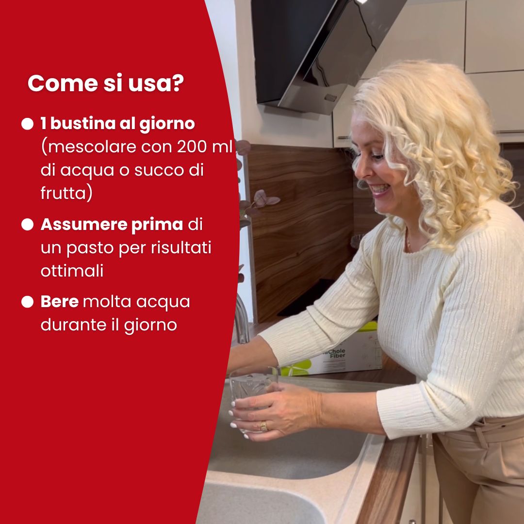 Donna riempie un bicchiere d'acqua. Testo: 1 bustina al giorno, mescolare con acqua. Assumere prima del pasto. Bere molta acqua.