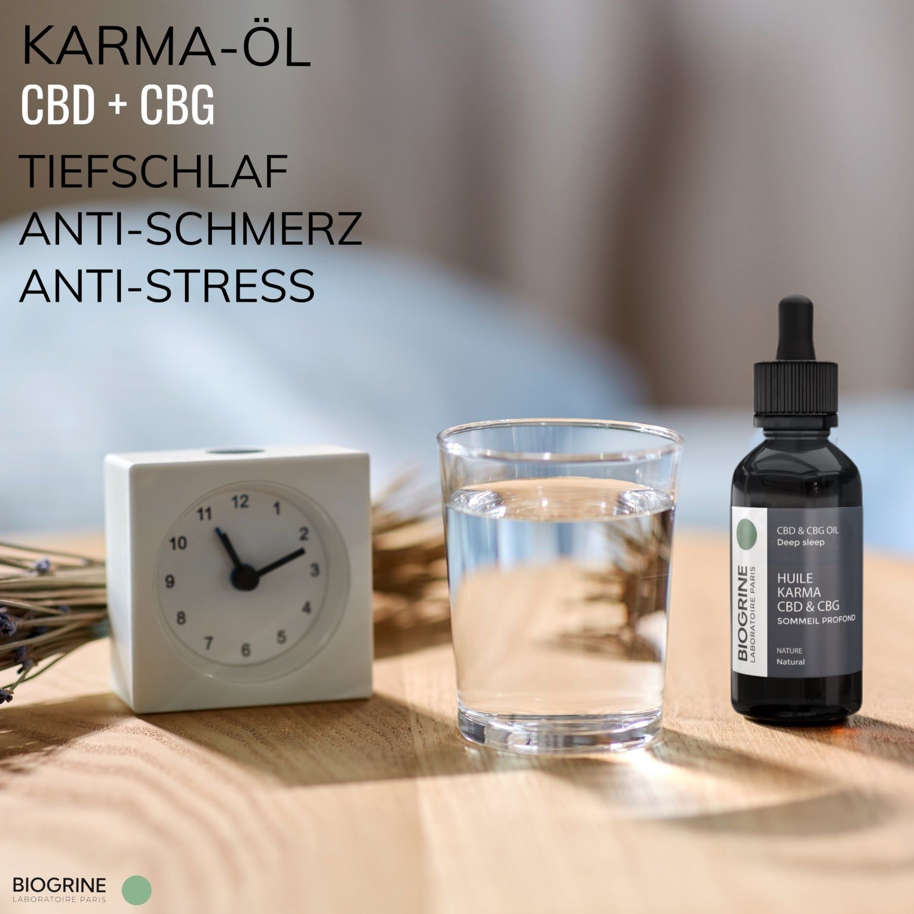 Flacone con pipetta accanto a bicchiere d'acqua, orologio. Testo: KARMA-ÖL CBD + CBG, Tiefschlaf, Anti-Schmerz, Anti-Stress. Logo BIOGRINE.
