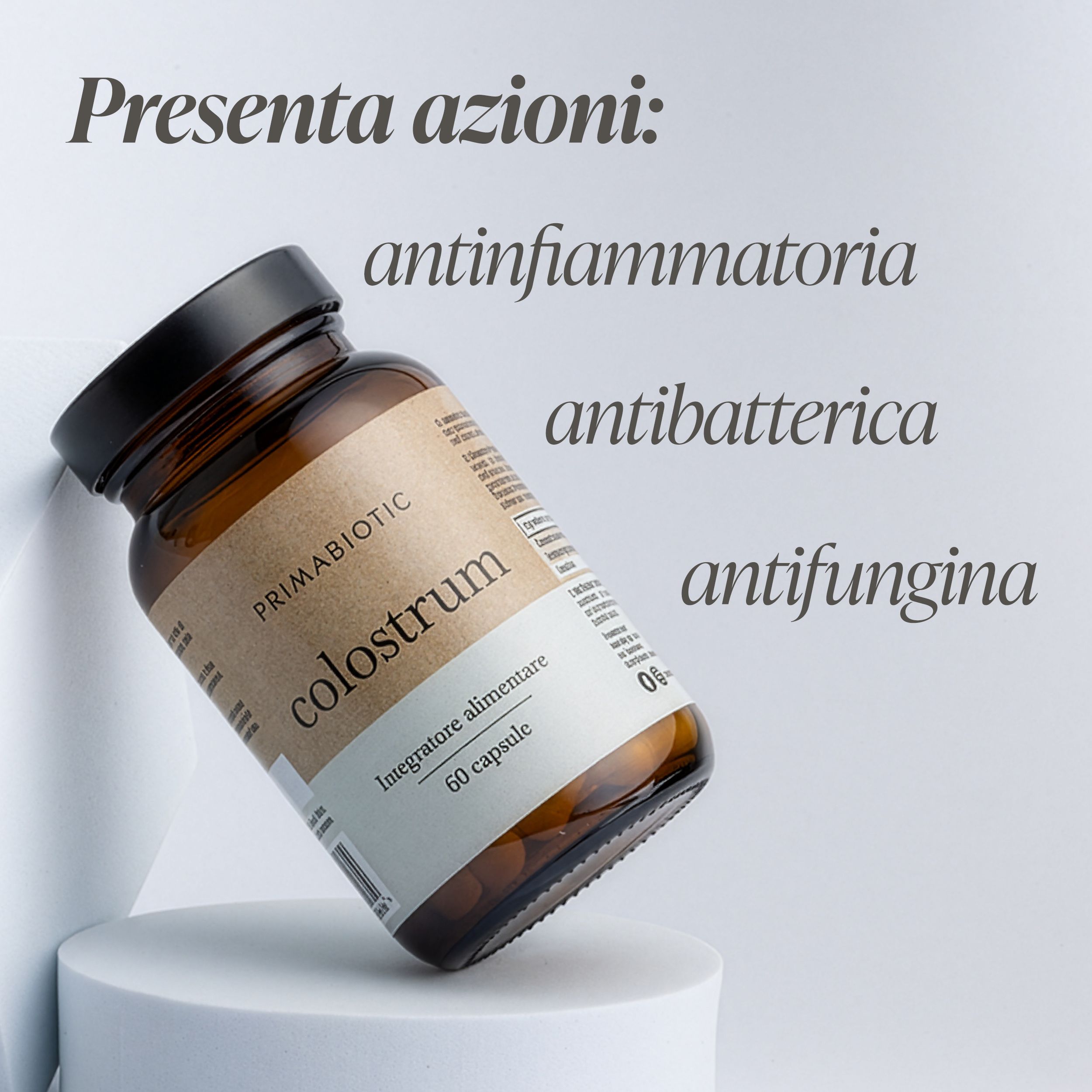 Flacone di colostro Primabiotic su un piedistallo, con testo "antinfiammatoria, antibatterica, antifungina".