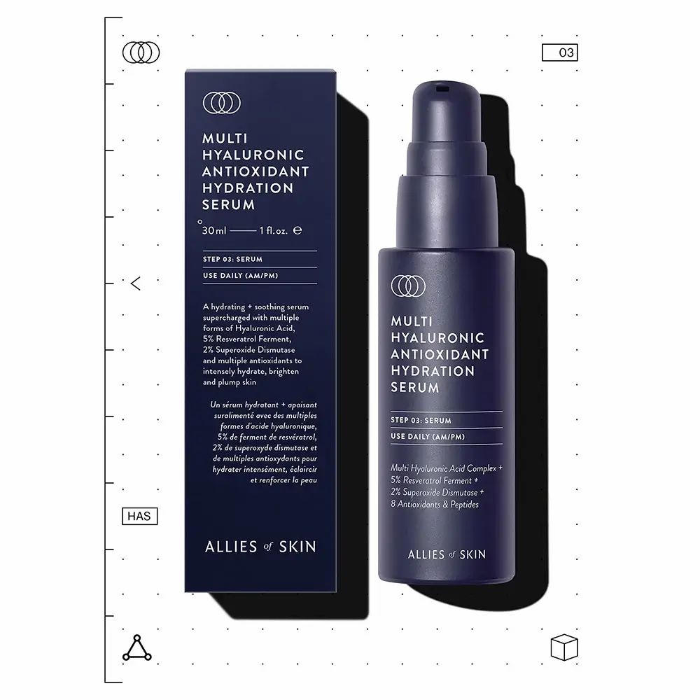 Flacone e scatola di siero blu scuro. Testo: Multi Hyaluronic Antioxidant Hydration Serum, Allies of Skin.