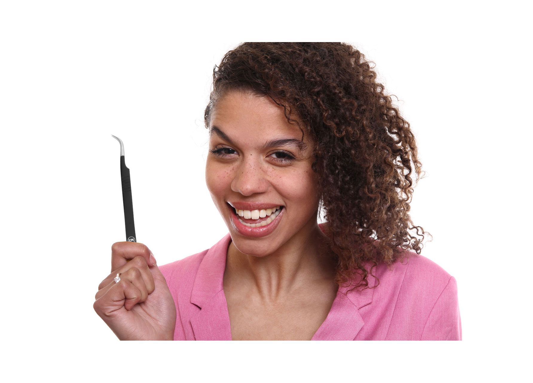 Donna con capelli ricci tiene una pinzetta nera.