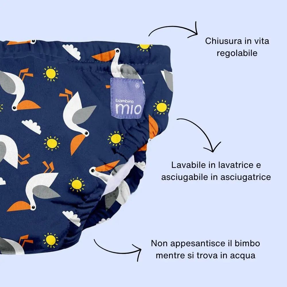 Primo piano di un costumino blu con motivo gabbiani. Lavabile in lavatrice e asciugabile in asciugatrice. Vita regolabile.