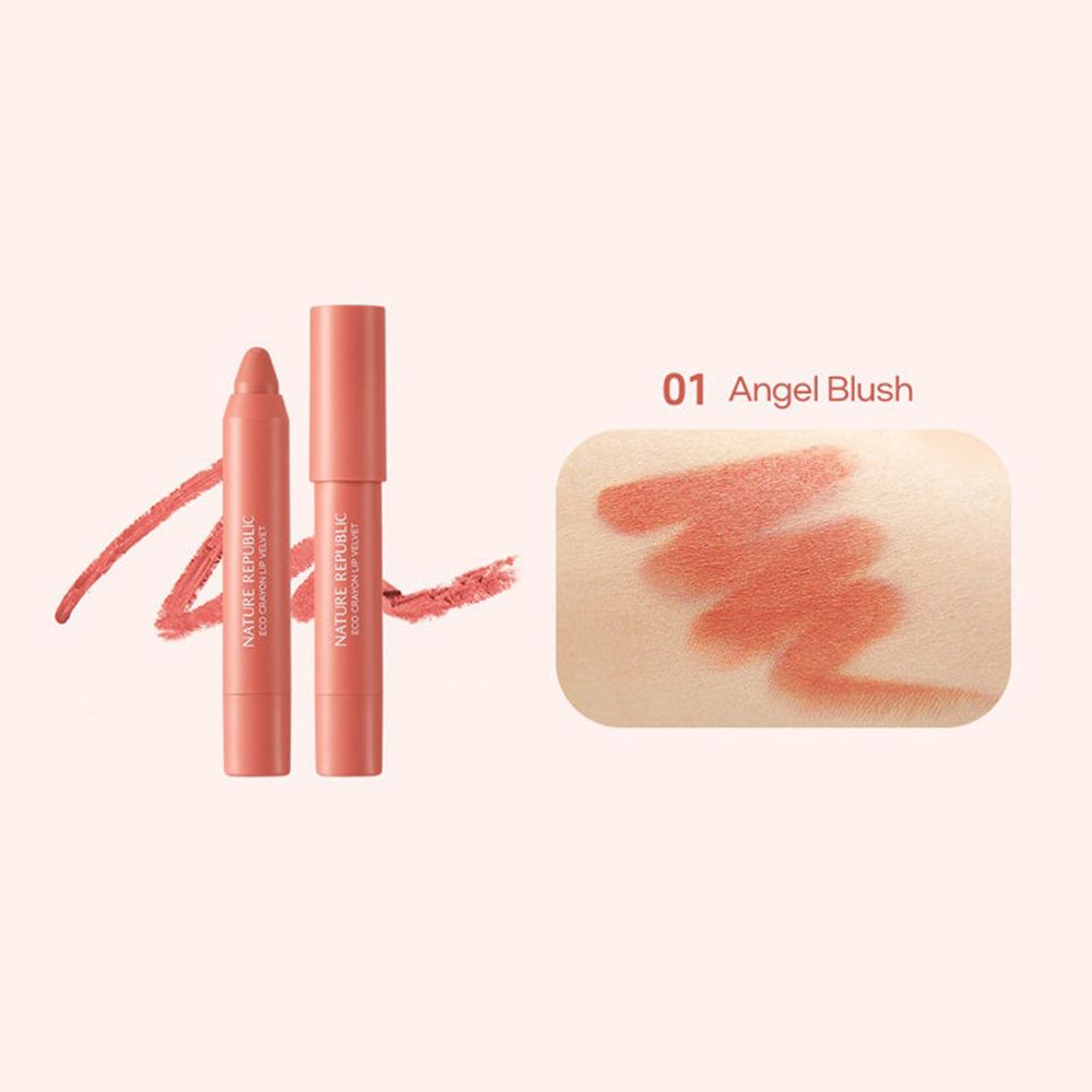 Due rossetti rosa-arancio. Scritta: NATURE REPUBLIC. Nome prodotto: ECO Crayon Lip Velvet. Campione di colore con scritta: 01 Angel Blush.