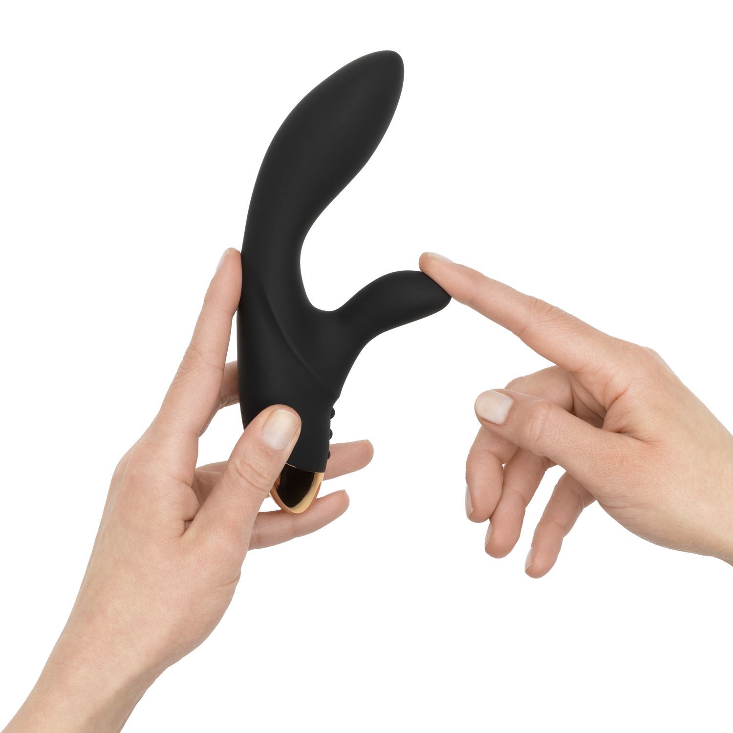 Due mani che maneggiano un vibratore a coniglio nero con punta dorata.