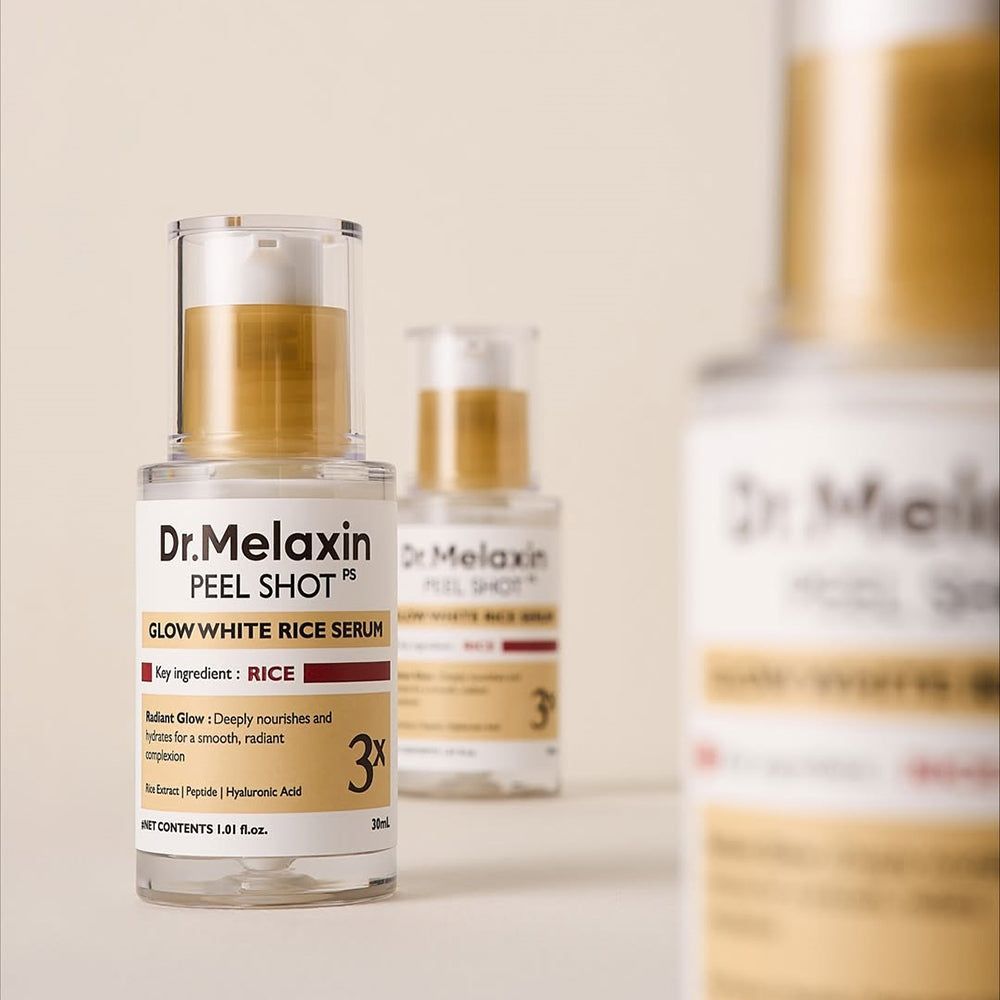 Diversi flaconi di siero con tappi dorati. Scritta: Dr. Melaxin Peel Shot, Glow White Rice Serum. Marchio 3x.