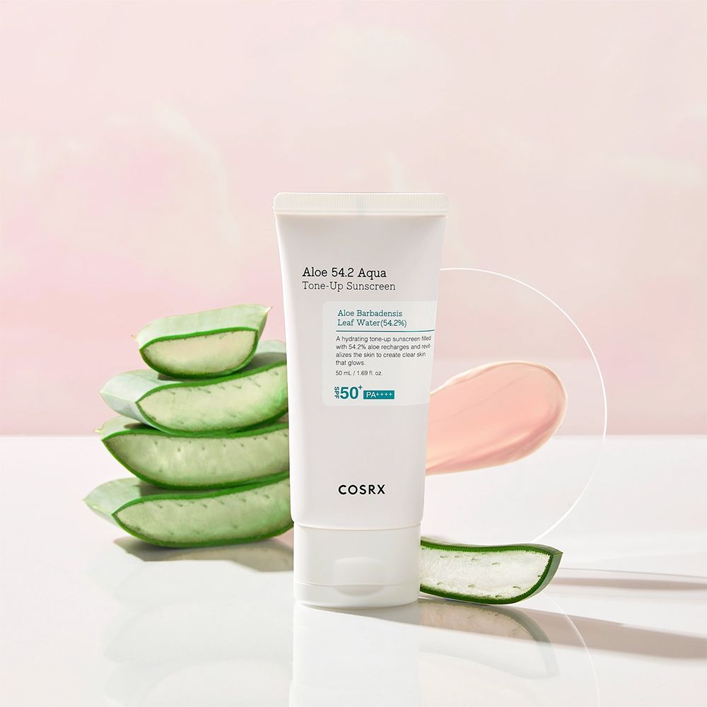 Tubo di crema solare COSRX Aloe 54.2 Aqua Tone-up con fette di aloe vera.