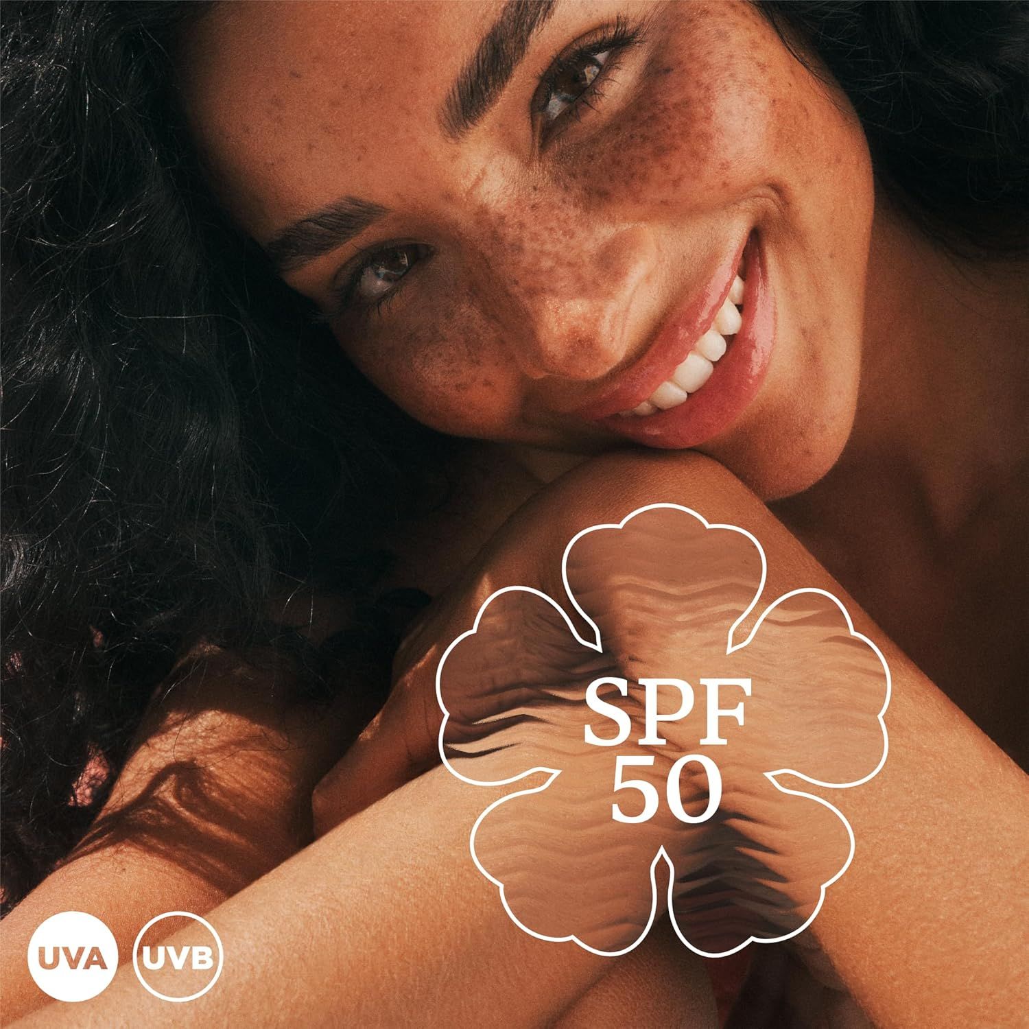 Donna con logo crema solare. SPF 50. UVA/UVB. Pelle piena di luce.
