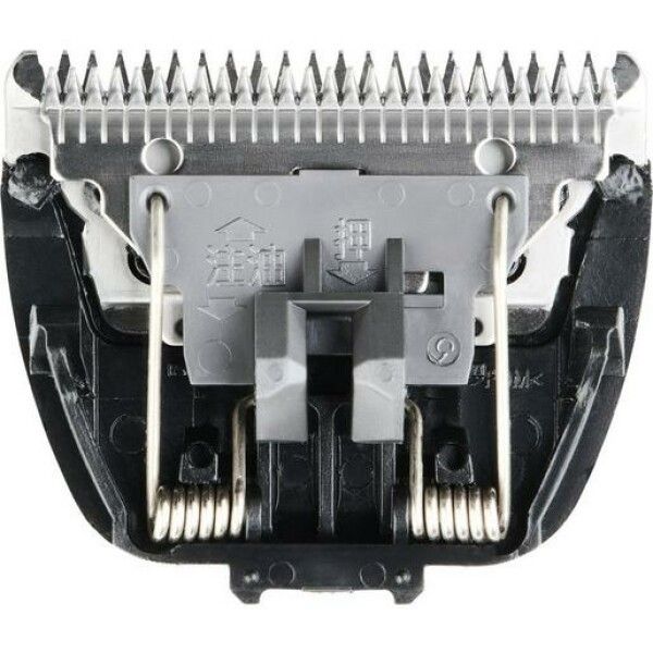 Vista dettagliata della lama del rasoio. Lama metallica con parti in plastica grigia e molle. Primo piano, che mostra i dettagli.