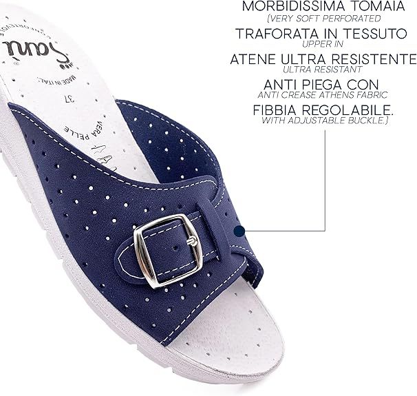 Primo piano di un sandalo blu. Fibbia regolabile. Tomaia traforata. Marchio Sani. Testo: Fibbia Regolabile.