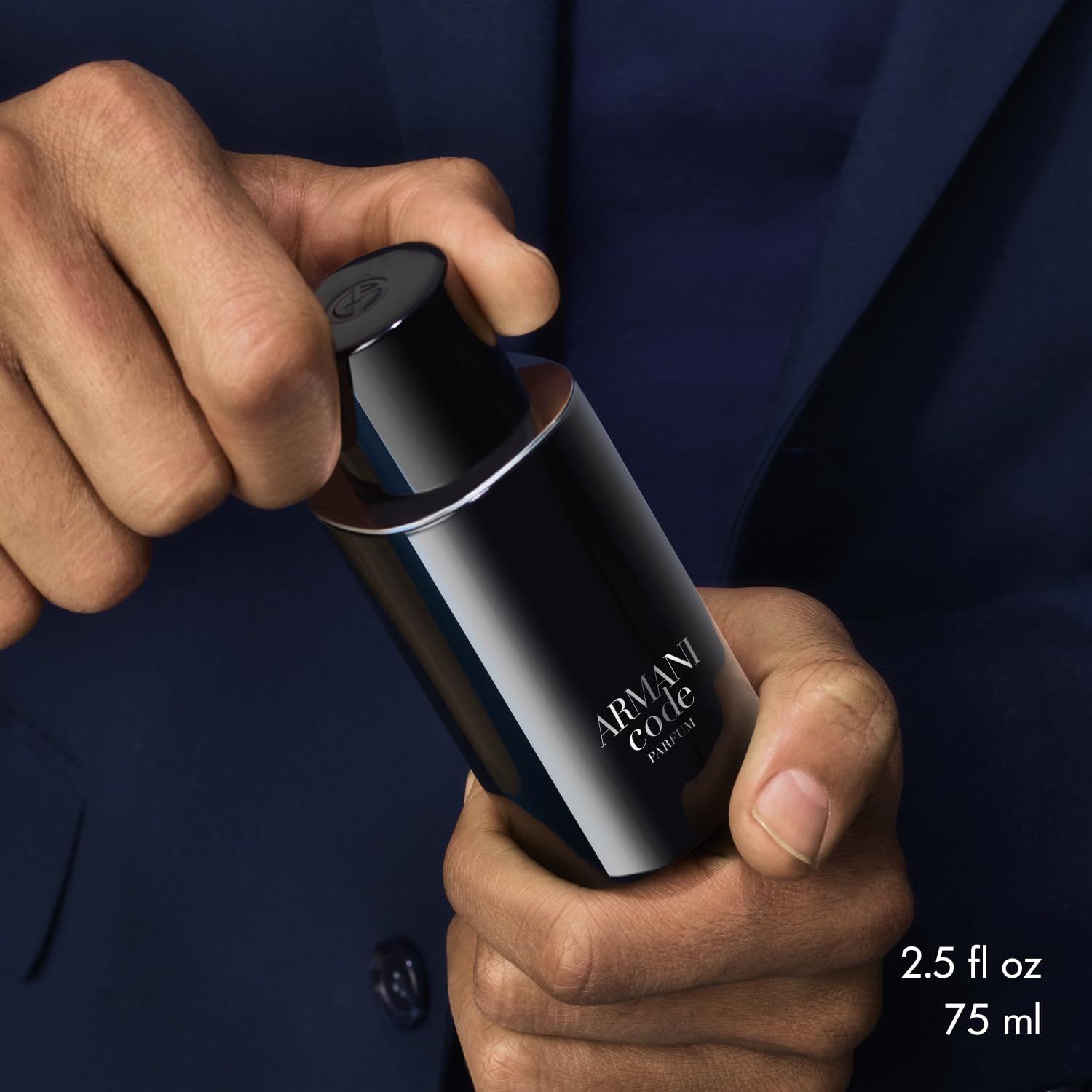 Mani che tengono un flacone nero. Scritta: ARMANI code PARFUM. Dimensione: 2.5 fl oz 75 ml.