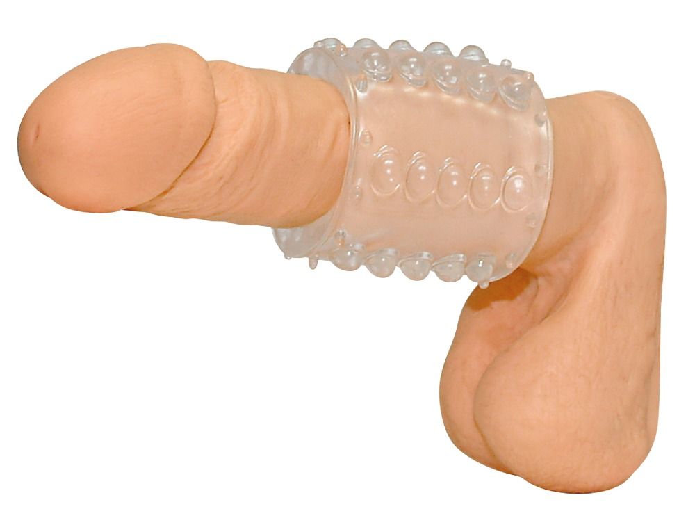 Anello trasparente con borchie, posto attorno a un pene. Materiale: plastica trasparente.