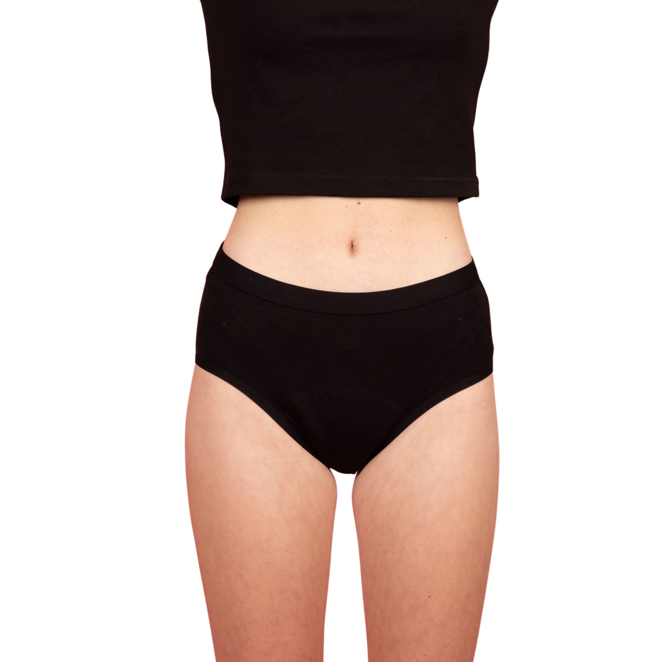 Slip mestruale nero per adolescenti. Primo piano della parte inferiore del corpo. La modella indossa top e slip neri.