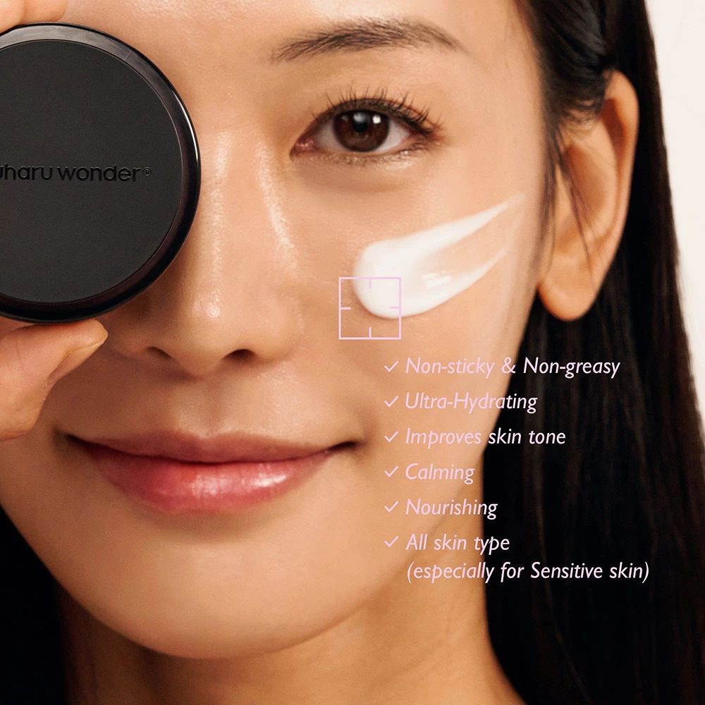 Donna con crema sulla pelle. Testo: Non appiccicoso e non grasso, Ultra-idratante, Migliora il tono della pelle, Calmante, Nutriente.