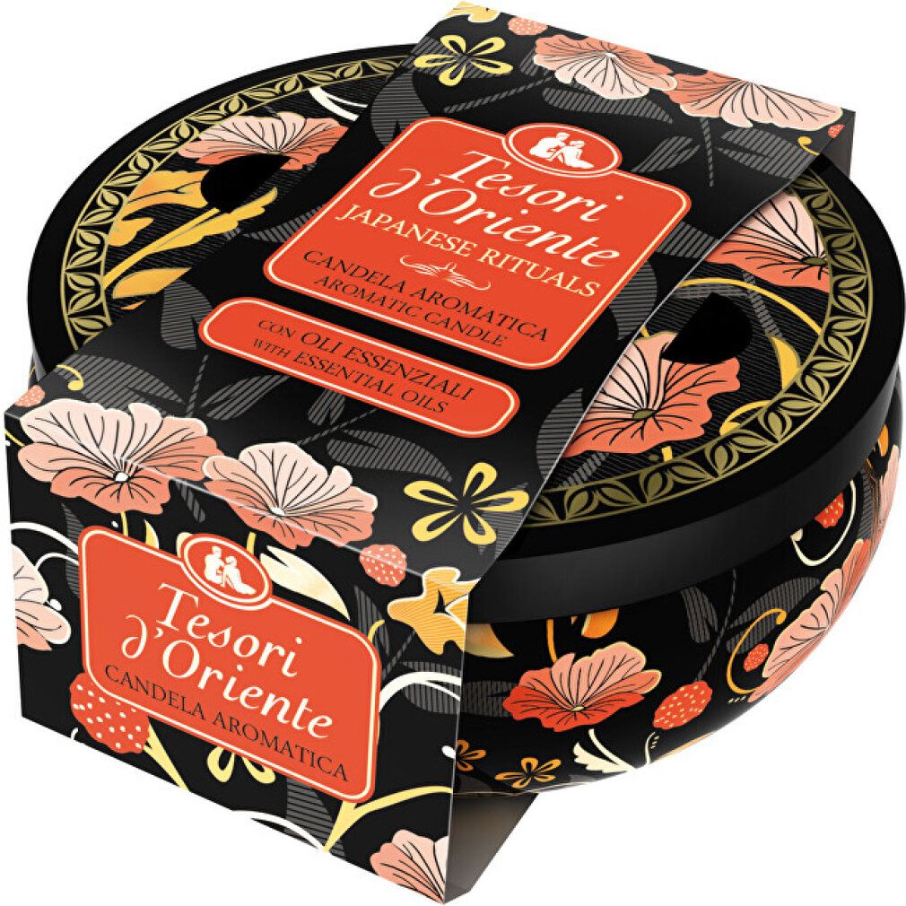 Candela rotonda nera con motivo floreale ed etichetta rossa. Scritta: Tesori d'Oriente, Candela Aromatica, con oli essenziali.