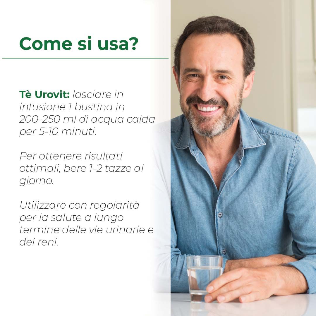 Uomo tiene un bicchiere d'acqua. Testo: Urovit Tea, 1 bustina in 200-250 ml di acqua calda, lasciare in infusione 5-10 minuti.