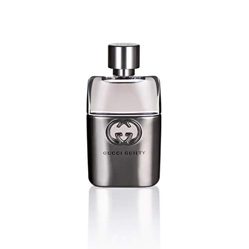 Flacone di Gucci Guilty Pour Homme. Flacone argento con logo. Chiusura metallica. Su sfondo bianco.