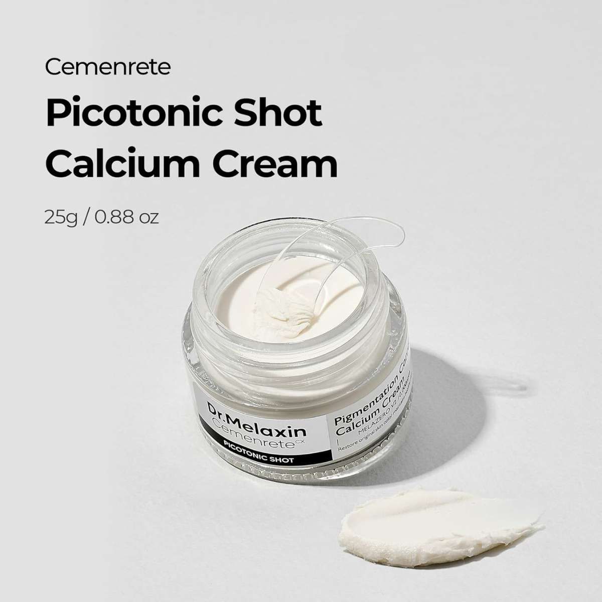 Un barattolo di crema bianca con una spatola, accanto a un campione di crema.