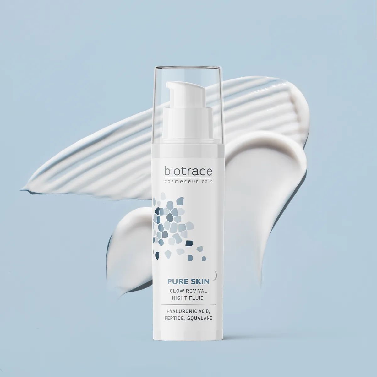 Flacone bianco con pompa e tappo trasparente. Scritta: Biotrade, Pure Skin Glow Revival Night Fluid. Prodotto su sfondo blu con crema.