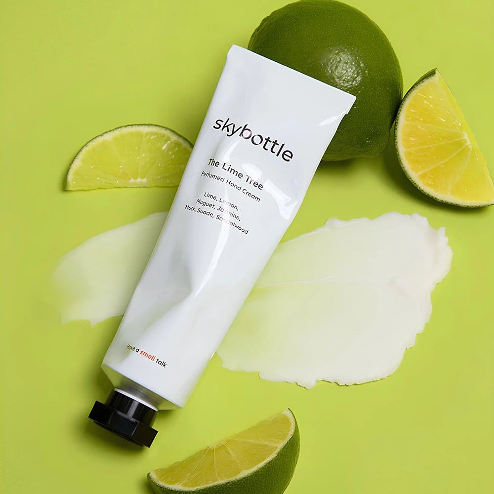 Tubo bianco di crema mani SKYBOTTLE "The Lime Tree" con lime e crema su sfondo verde. Testo: "The Lime Tree", "Perfumed Hand Cream".