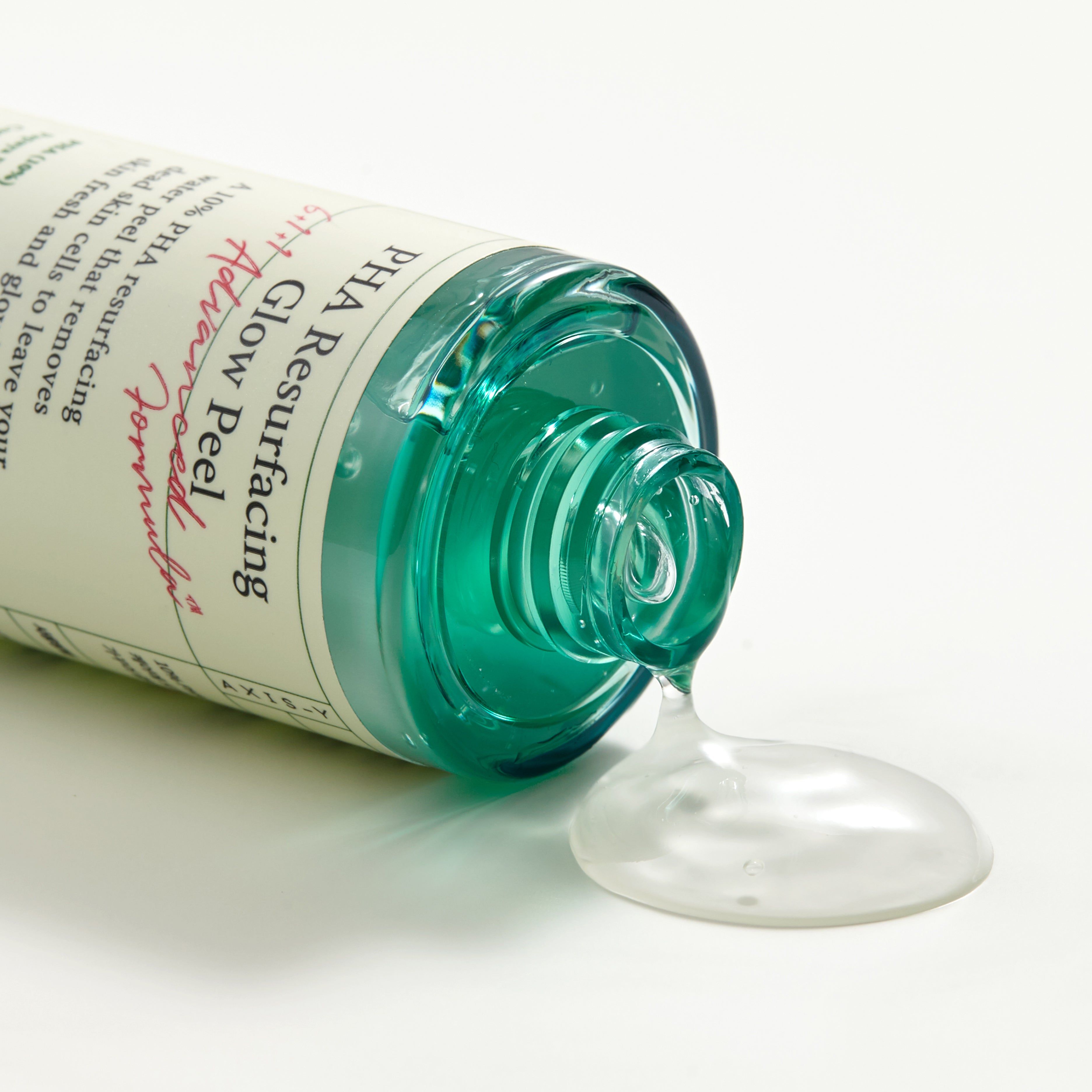 Flacone AXIS-Y PHA Resurfacing Glow Peel. Liquido che esce dal flacone. Liquido verdognolo.