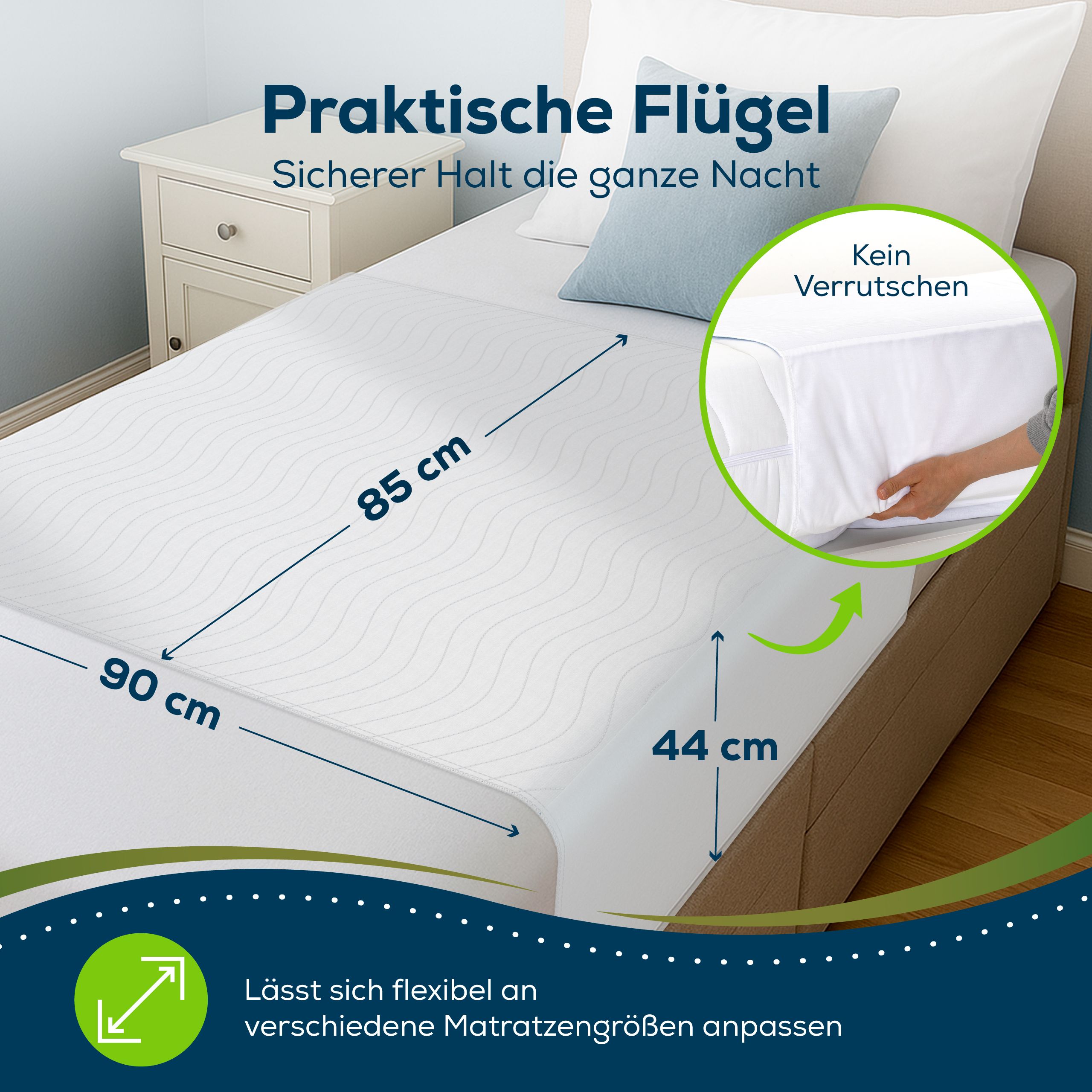 Coprimaterasso bianco con alette su un letto. Dimensioni: 85x90 cm. Testo: Alette pratiche, non scivola. Adattabile.