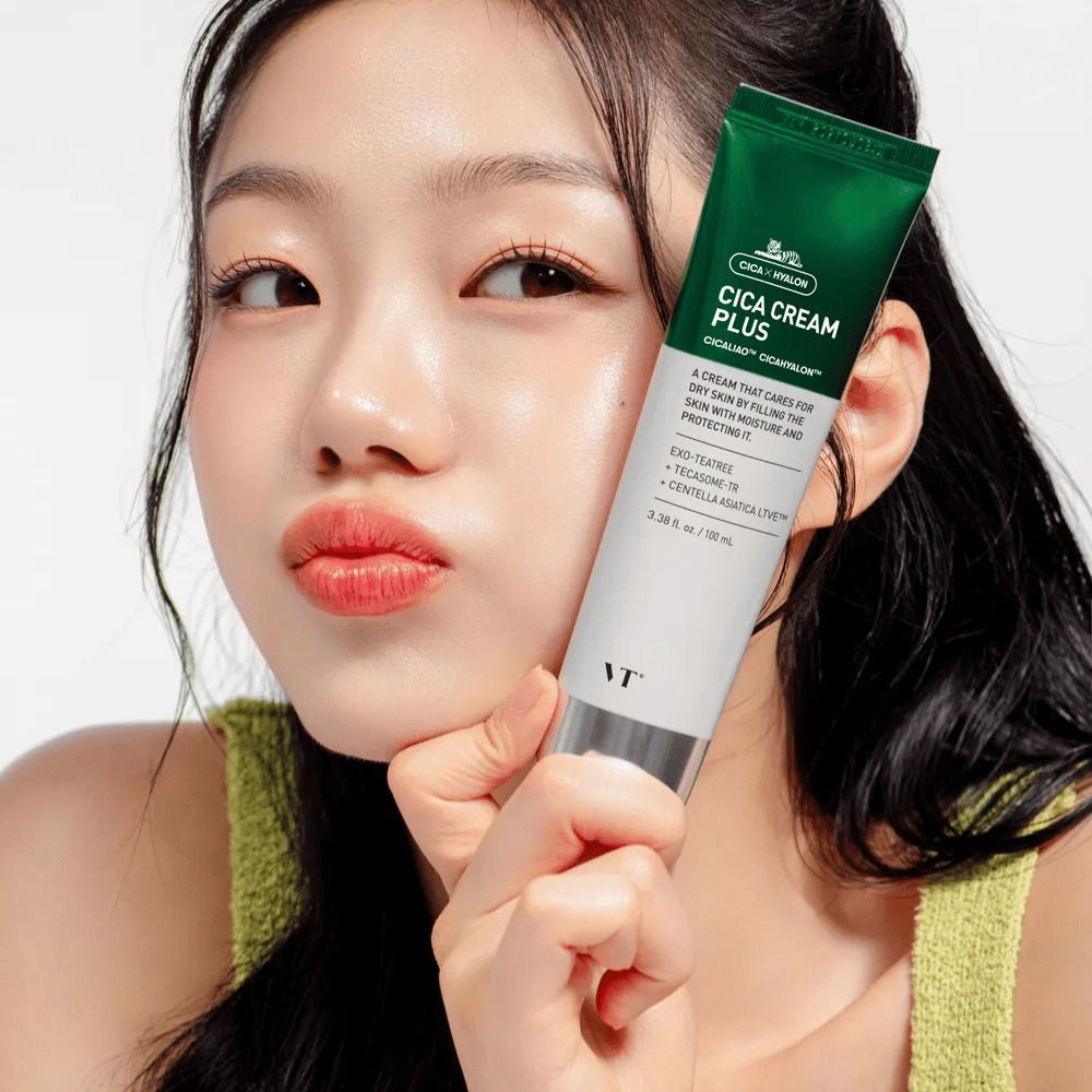 Tubo Cica Cream Plus. Tubo verde e bianco con tappo verde. Scritta Cica Cream Plus. Donna che tiene il tubo.