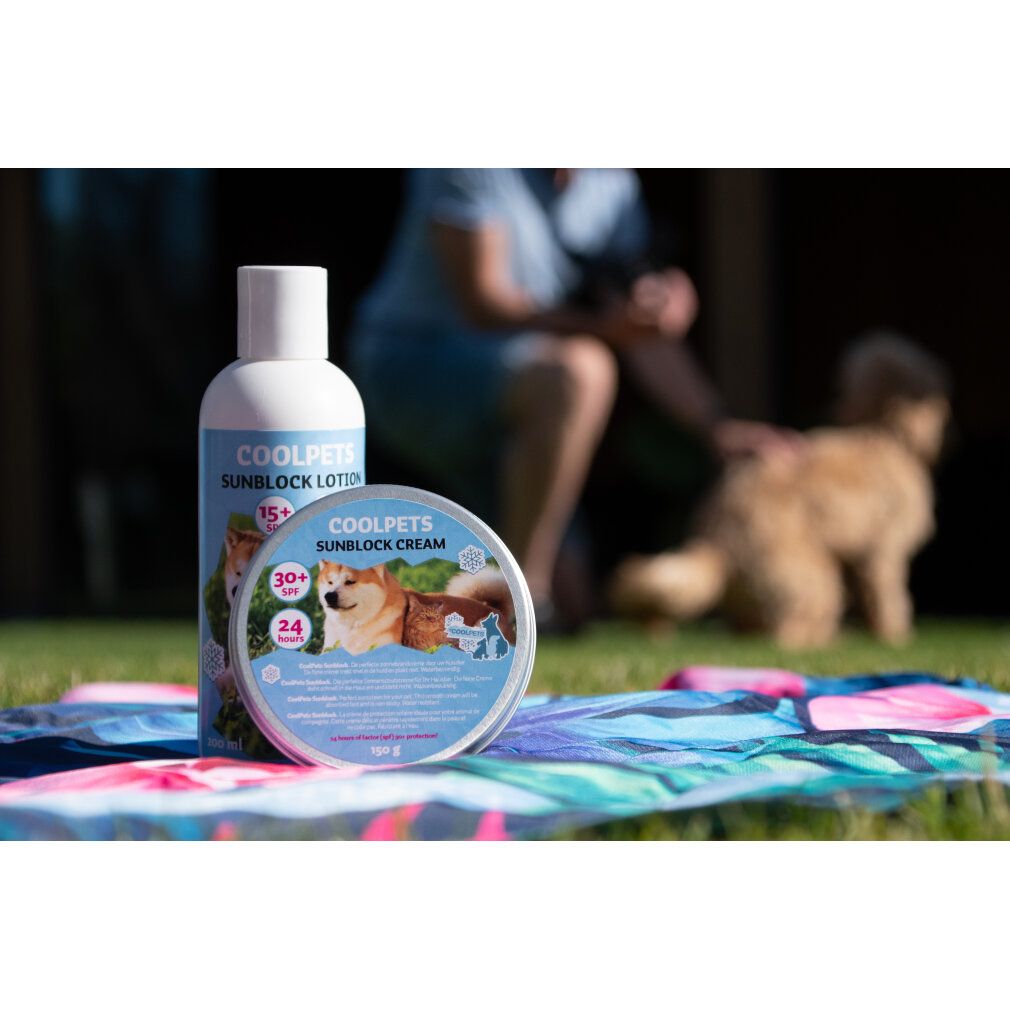Due contenitori COOLPETS Sunblock. Un flacone di lozione e un barattolo di crema. La crema indica SPF 30+ e protezione 24 ore.
