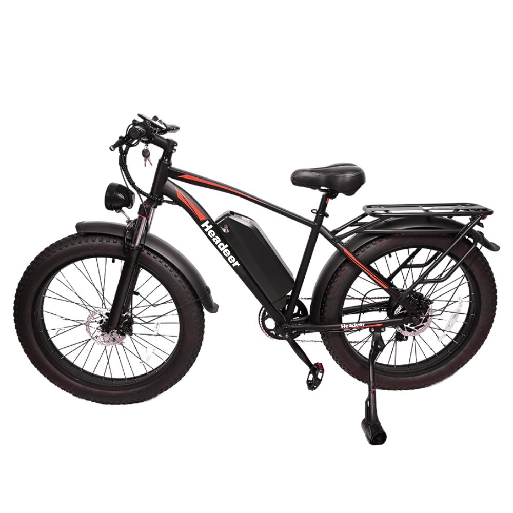 E-bike nero con dettagli rossi. Logo Headeer visibile, pneumatici larghi, portapacchi, parafanghi e faro.