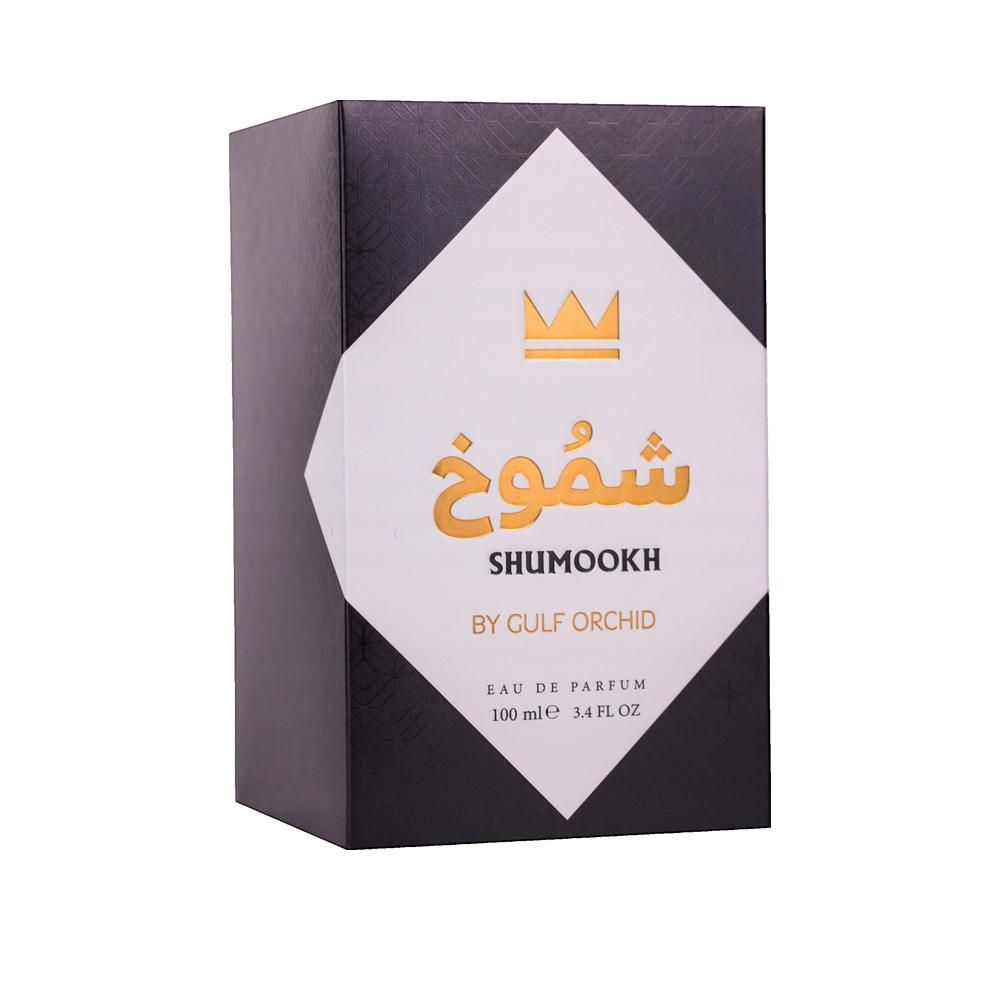 Confezione rettangolare nera con diamante bianco e testo dorato. Contiene caratteri arabi e "SHUMOOKH".