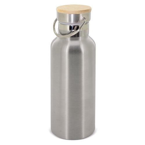 Thermos in acciaio inox con coperchio in legno e manico. Corpo argentato, coperchio in legno con manico in metallo. Su sfondo bianco.