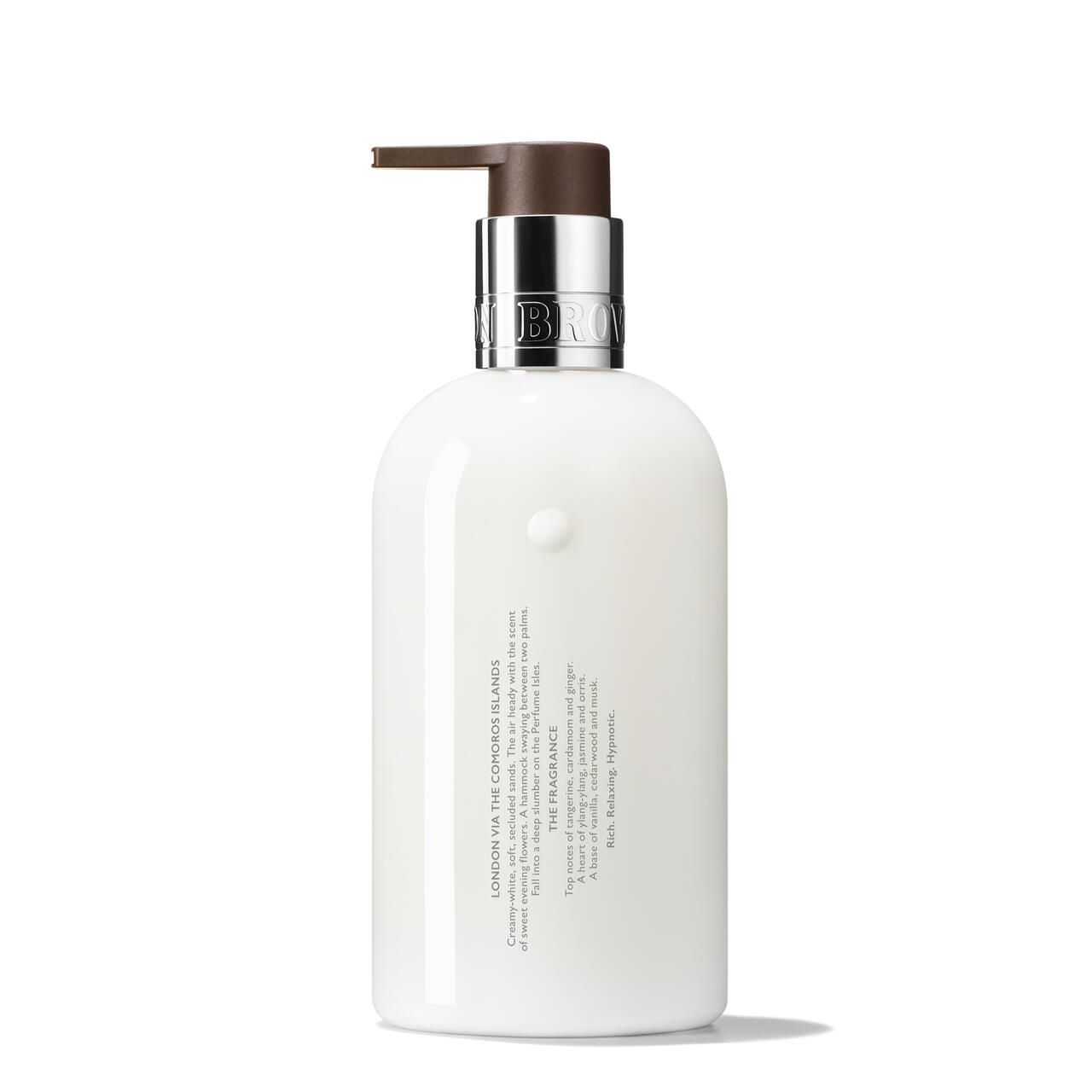 Flacone bianco con dosatore. Scritta: Molton Brown. Testo sugli ingredienti e la fragranza.