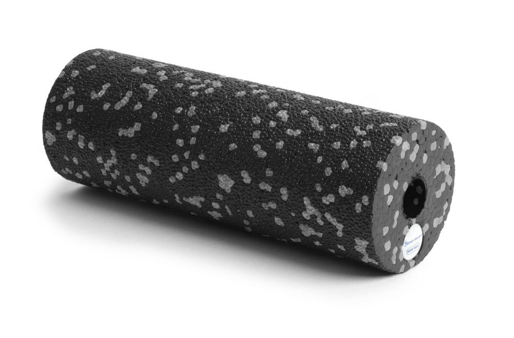 Rullo per fascia nero con punti grigi. Forma cilindrica. Estremità con foro ed etichetta.