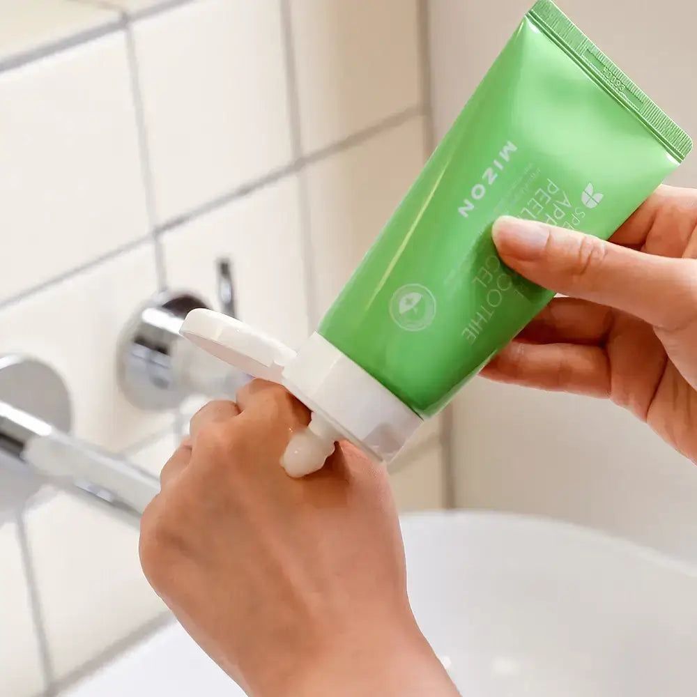 Tubo verde spremuto sulla mano. Scritta: MIZON Apple Smoothie Peeling Gel. Prodotto in uscita.