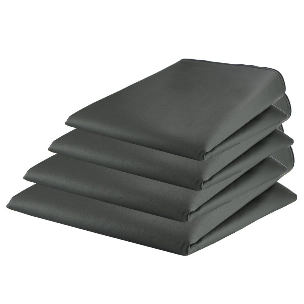 Pila di quattro coperture per letto per cani grigio scuro. Forma rettangolare, bordi leggermente rialzati. Su sfondo bianco.