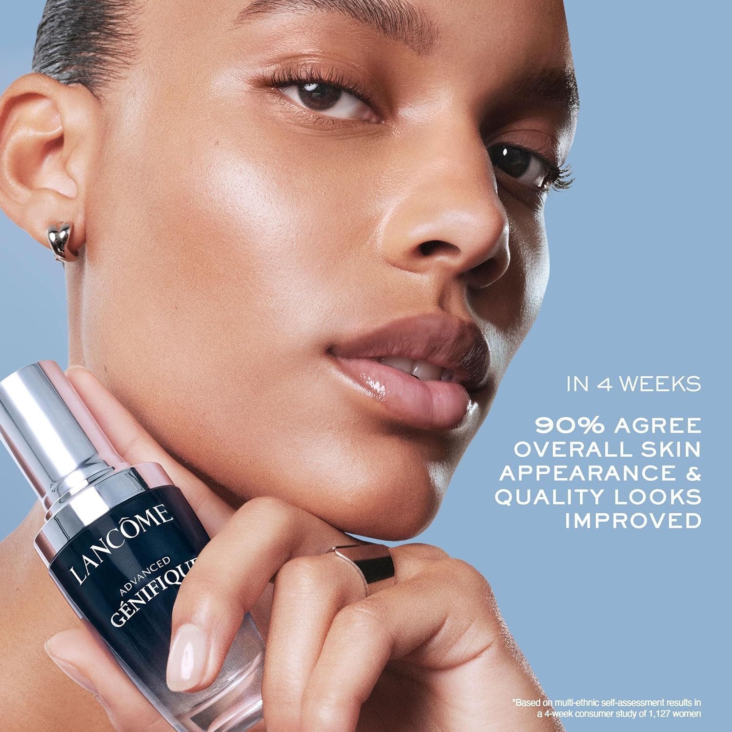 Donna tiene flacone vicino al viso. Testo: IN 4 WEEKS 90% AGREE OVERALL SKIN APPEARANCE & QUALITY LOOKS IMPROVED.