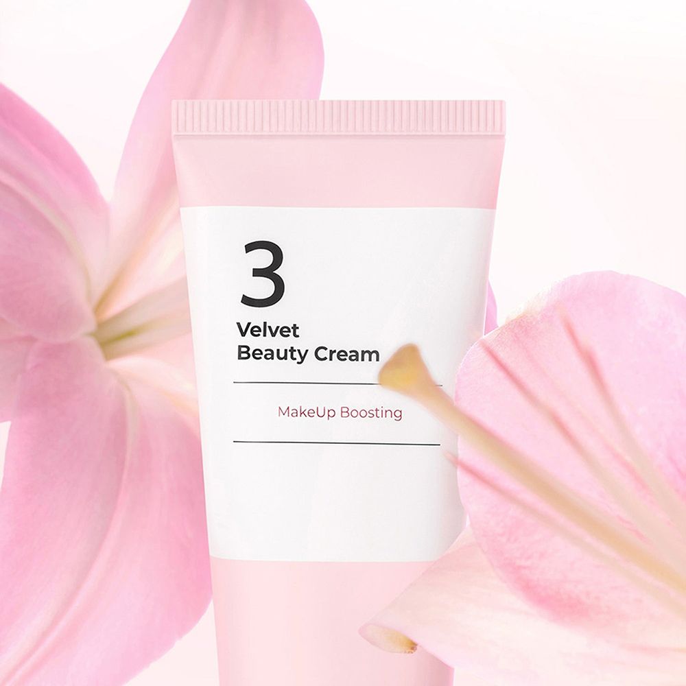 Tubo di crema rosa e bianco. Scritta: 3 Velvet Beauty Cream. Marchio: numbuz:n. Con fiori rosa.