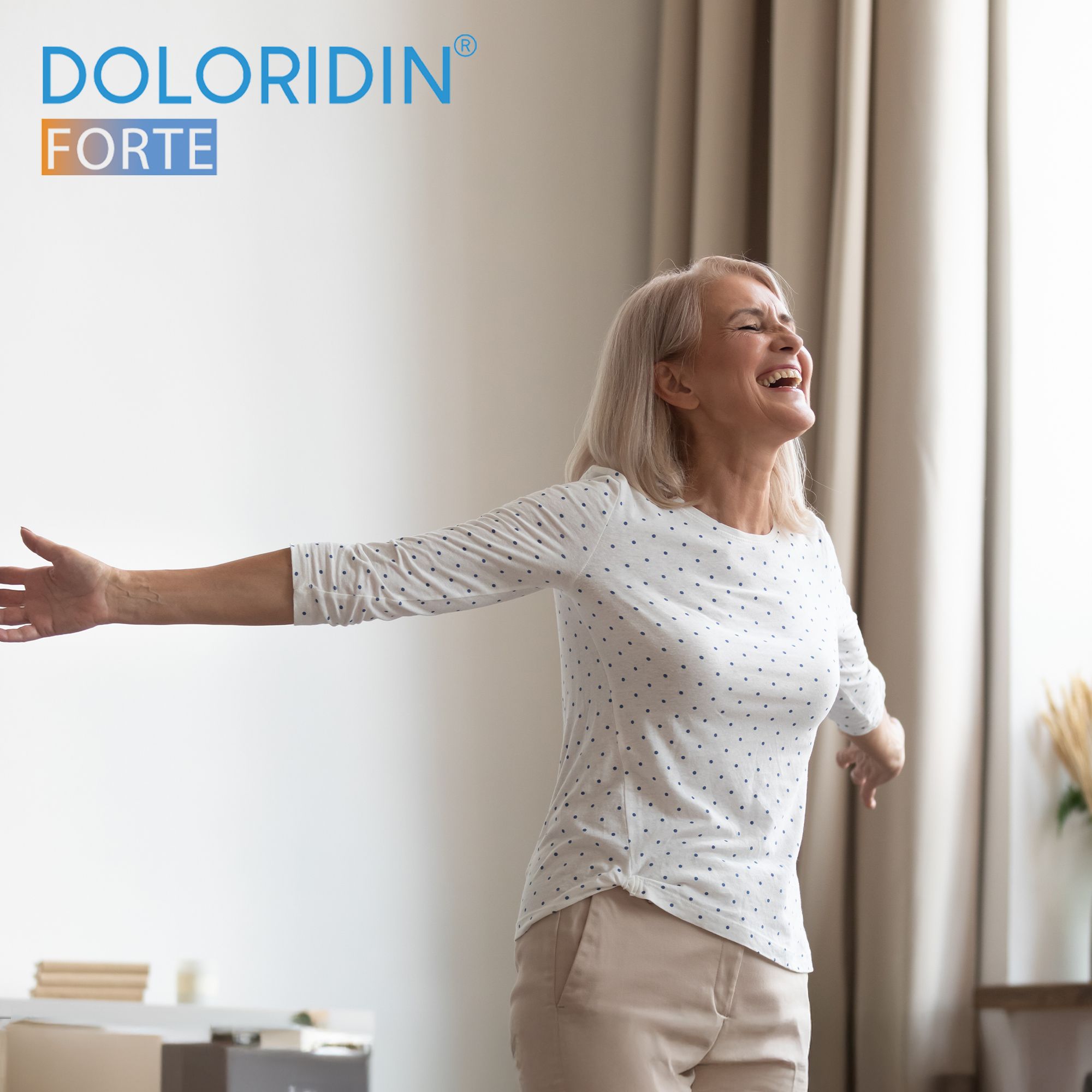 Donna anziana con le braccia aperte, sorridente. Logo Doloridin Forte in alto a sinistra.