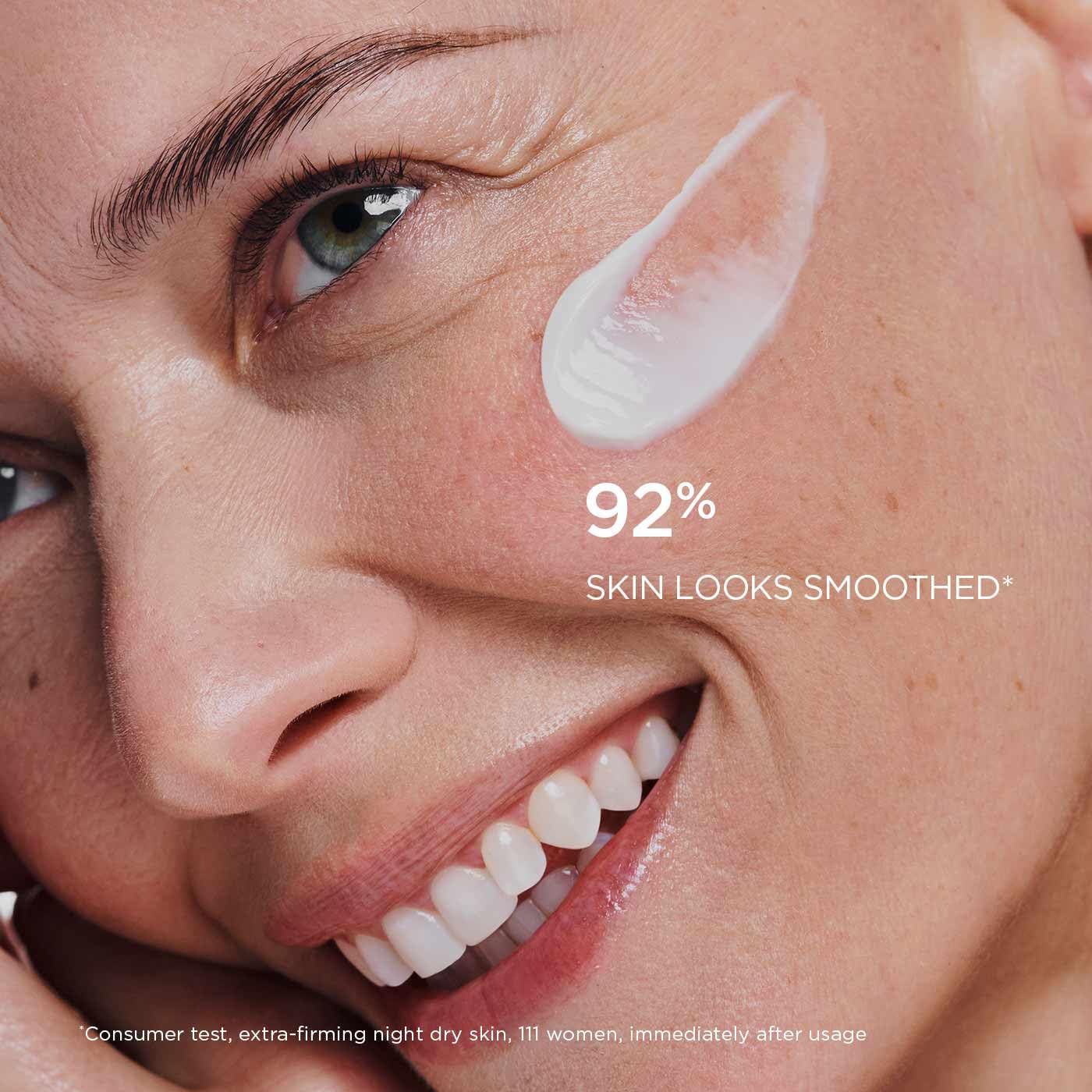 Viso di donna con crema. Testo: 92% pelle più liscia.