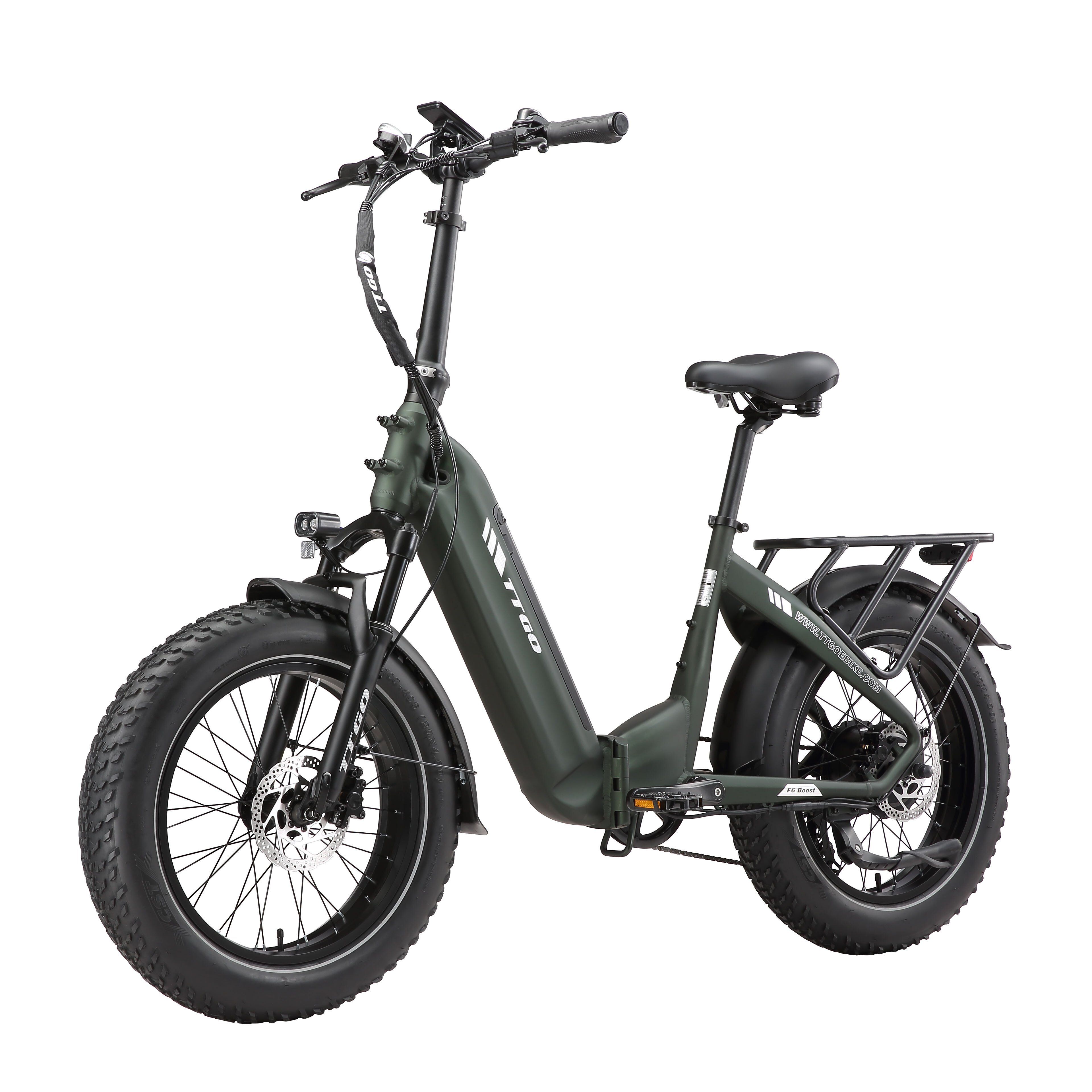 E-bike pieghevole, verde oliva. Pneumatici, sella e manubrio neri. Portapacchi posteriore. Logo TTGO sul telaio.